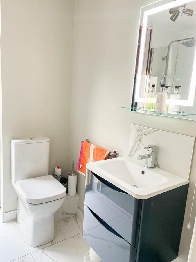 Modern Luxurious Apartment W/ Patio Balcony & View Jordanstown エクステリア 写真